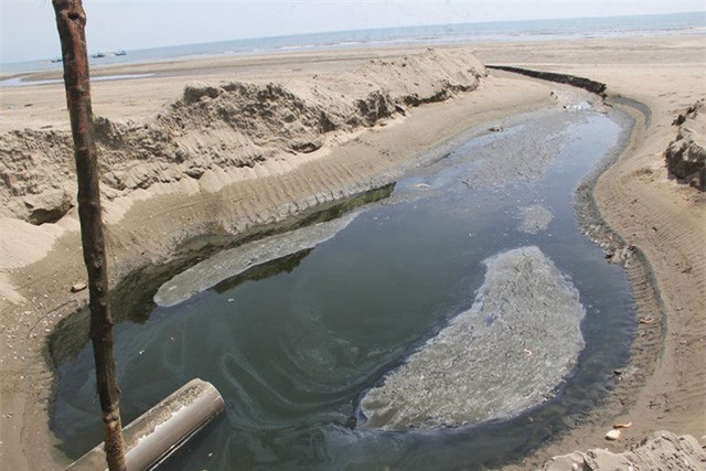Kinh hãi dòng nước đen ngòm từ hồ tôm xả thẳng ra biển