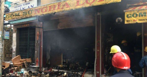 TP.HCM:  Lửa thiêu rụi cửa hàng kinh doanh gốm sứ