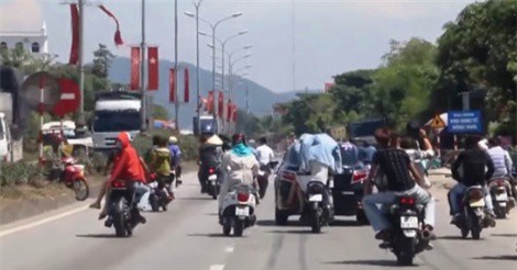 Xử phạt gần 40 triệu đồng nhóm thanh niên lạng lách, đánh võng trên QL 1A