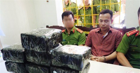 Cảnh sát bắn chỉ thiên bắt đối tượng mua bán 10kg ma túy đá