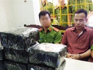 Cảnh sát bắn chỉ thiên bắt đối tượng mua bán 10kg ma túy đá