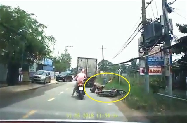 Clip: Hai mẹ con suýt bỏ mạng vì xe tải vượt ẩu ở TP.HCM