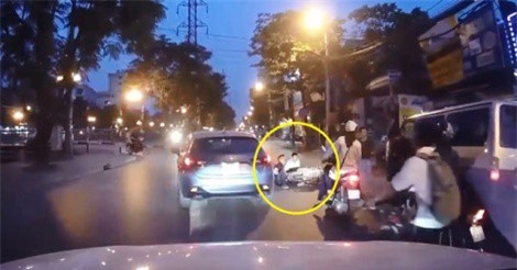 Clip: Hai nam thanh niên suýt chết vì sự bất cẩn của tài xế ôtô