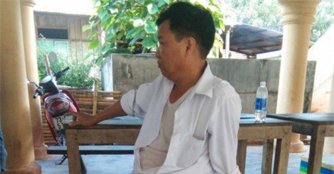 Đang đi trên đường, cán bộ công an bị khỉ lao vào tấn công