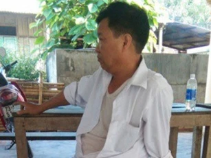 Đang đi trên đường, cán bộ công an bị khỉ lao vào tấn công