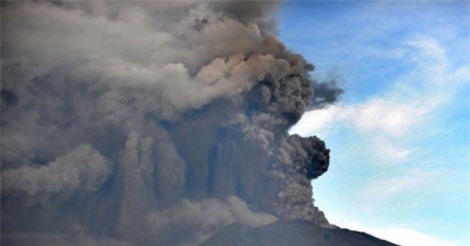 Núi lửa hoạt động nhiều nhất của Indonesia "thức giấc"