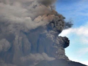 Núi lửa hoạt động nhiều nhất của Indonesia "thức giấc"