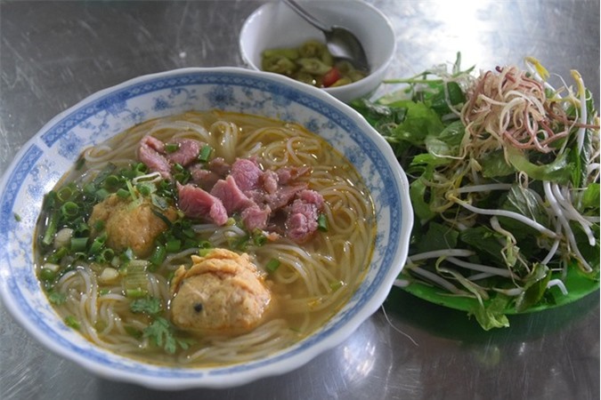 Quán bún bò hơn 20 năm chuyên bán cho du khách ở Huế