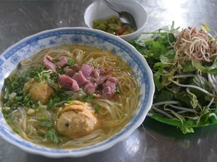 Quán bún bò hơn 20 năm chuyên bán cho du khách ở Huế