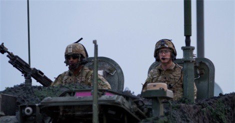 Ảnh NATO rầm rộ tập trận sát sườn Nga "trêu ngươi" Putin