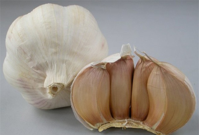5 mẹo bóc tỏi siêu nhanh lại không bị ám mùi