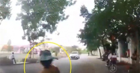 Clip: Qua đường bất cẩn, cụ bà ở Hưng Yên bị ôtô tông trúng 