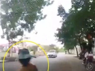Clip: Qua đường bất cẩn, cụ bà ở Hưng Yên bị ôtô tông trúng