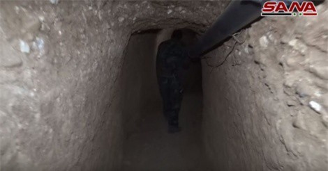 Clip: Quân đội Syria phát hiện đường hầm và loạt vũ khí ở Nam Damascus
