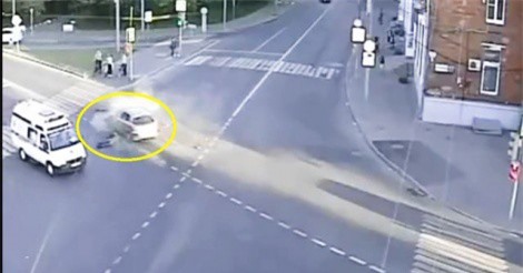 Clip: Tông trực diện ôtô, biker may mắn sống sót thần kỳ