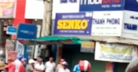 Người phụ nữ "múa" dao gây náo loạn khu chợ