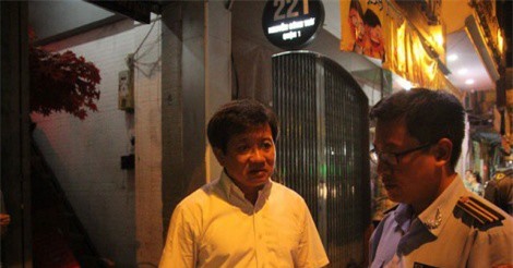 Ông Đoàn Ngọc Hải một mình đi dẹp vỉa hè sau 8 tháng ngừng "xuống đường"