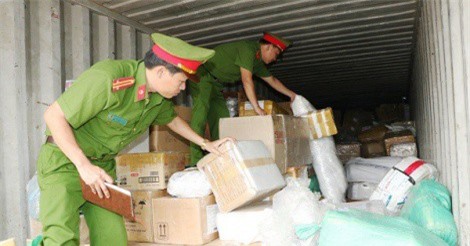 Phát hiện 2 xe ôtô chở hàng hóa trị giá hàng tỷ đồng không có giấy tờ