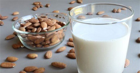 Da trắng như "trứng gà bóc" nhờ sữa chua và hạnh nhân