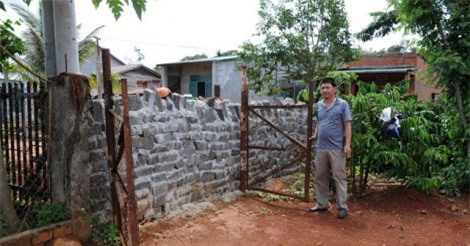 Đắk Nông: Một hộ dân bị xây bít cổng vì không đóng tiền đường