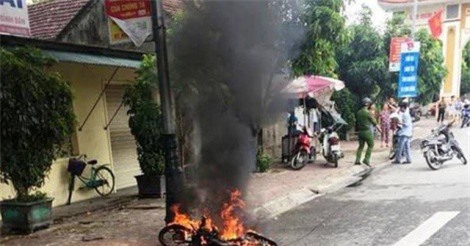 Truy đuổi, đốt xe máy người đi đường vì thấy "ngứa mắt"