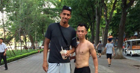 Clip: Chris Smalling so tài đá cầu cùng người đàn ông Việt tại Hà Nội