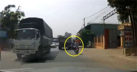 Clip: Nam thanh niên “gặp họa” vì tránh người phụ nữ đi ngược chiều ở Hà Nội