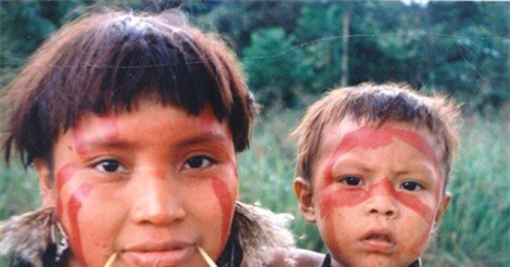 "Rùng mình" với tục ăn xương người chết của bộ tộc sống tách biệt trong rừng rậm Amazon 