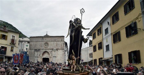 "Rùng rợn" lễ hội rước rắn ở Italia