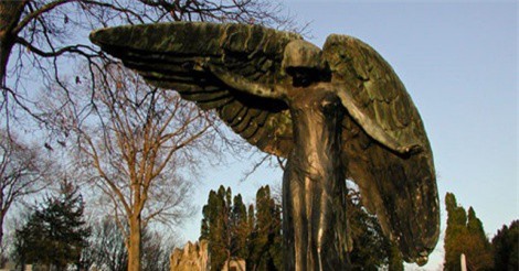 Sự thật khủng khiếp về bức tượng Nữ thần đen chết chóc