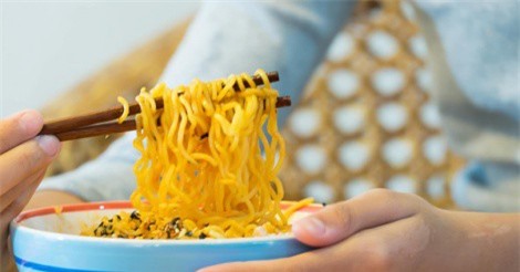 Ăn nhiều mì ăn liền gây hại đến sức khỏe như thế nào?