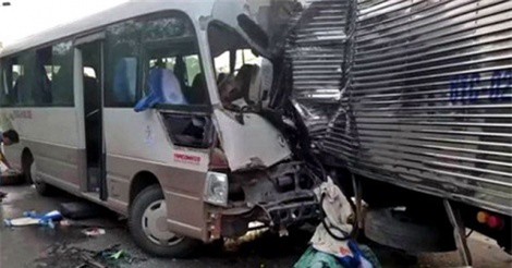 Hàng chục người kêu cứu trong ôtô khách bị nạn