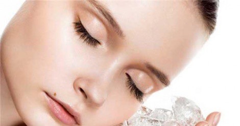 Phương làm da mặt săn chắc từ nước đá