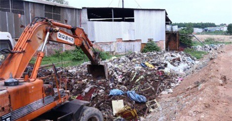 Phát hiện hàng chục tấn rác thải công nghiệp bị chôn lấp tại Bình Dương