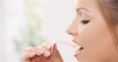 Vừa đi bộ, vừa nhai kẹo cao su - cách kiểm soát cân nặng hiệu quả