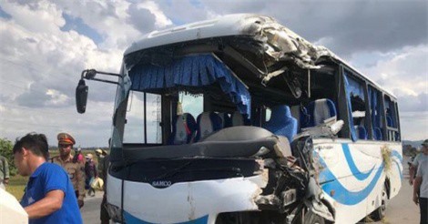 Xe đi tham quan tông liên tiếp 2 xe tải, 10 người nhập viện cấp cứu