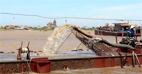 Bị khởi tố vì hút trộm cát trên sông Lam