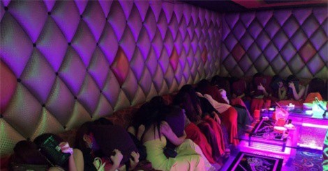 Hơn 100 tiếp viên quán karaoke ôm chui vào phòng bí mật trốn đoàn kiểm tra