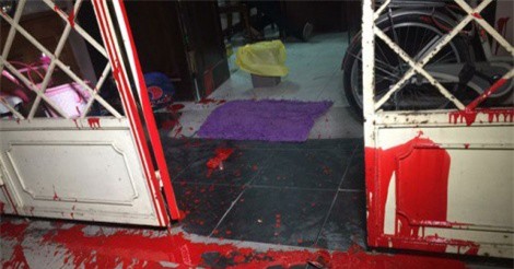 Mẹ nợ tiền, con bị làm nhục