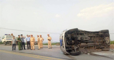 Xe container va chạm xe khách, 9 người thương vong