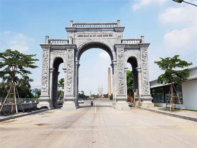 “Choáng ngợp” cổng làng bằng đá hơn chục tỷ đồng ở Ninh Bình