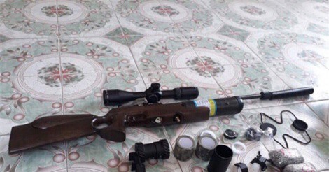 Khám xe khách phát hiện khẩu súng hơi cùng 2kg đạn chì