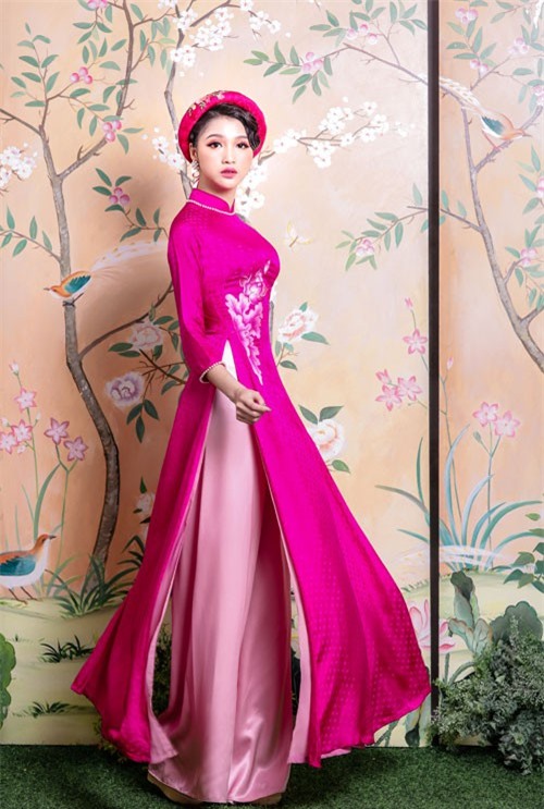 Áo dài lụa phom truyền thống cho nàng dâu mê hoa sen