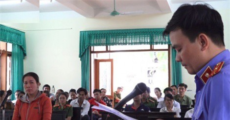 Hà Tĩnh: Nữ tiểu thương hắt tiết lợn vào Chủ tịch huyện lĩnh 4 tháng tù giam