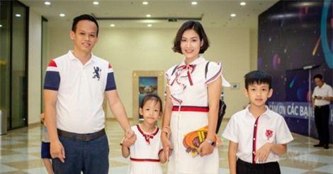 Nguyệt 'Phía trước là bầu trời' lần đầu xuất hiện cùng chồng và hai con