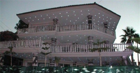 Thừa tiền, đại gia Thổ Nhĩ Kỳ xây thủy cung khổng lồ làm... hàng rào