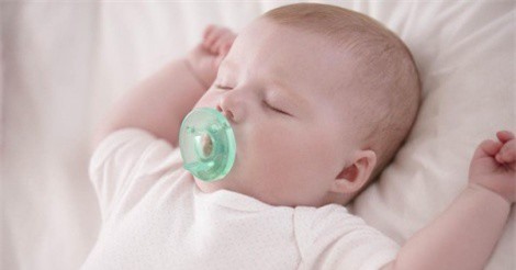 Trẻ ngậm vú cao su khi ngủ giảm nguy cơ đột tử