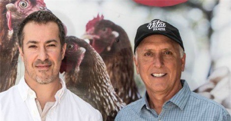 Từ 20 con gà thả đồi, ông Tây thu nhập hơn 2.200 tỷ/năm