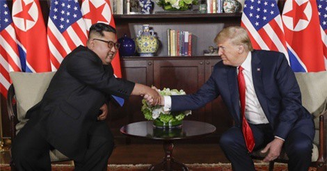 Ảnh: Cái bắt tay lịch sử được cả thế giới mong đợi giữa TT Trump và ông Kim Jong-un