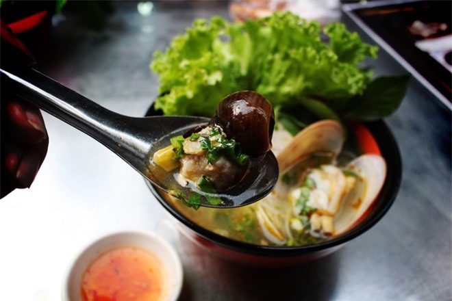 Bánh mì hến, hủ tiếu ốc - món ăn lạ khiến nhiều người mê ở Sài Gòn